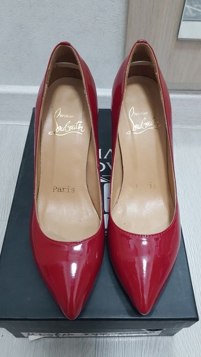 Продам красные классические туфли