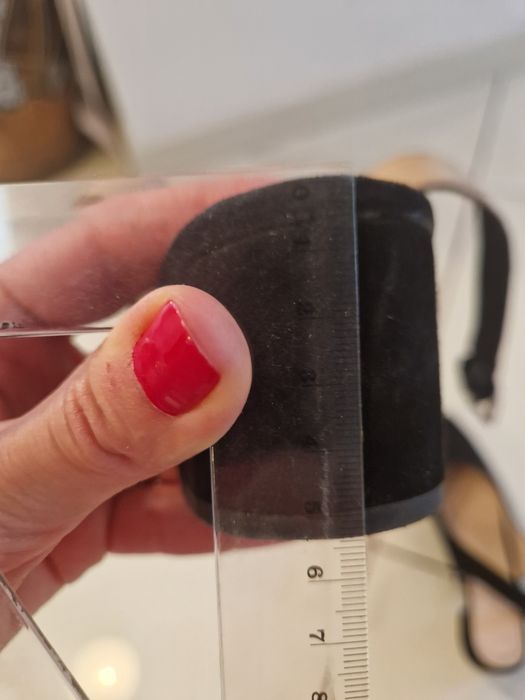 Vând pantofi femei.