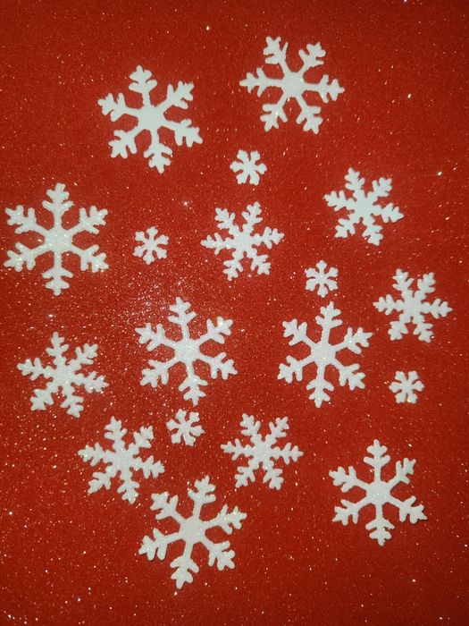 Снежинки свечи подарки и многое другое