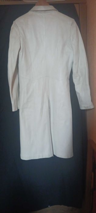 Бяло кожено манто