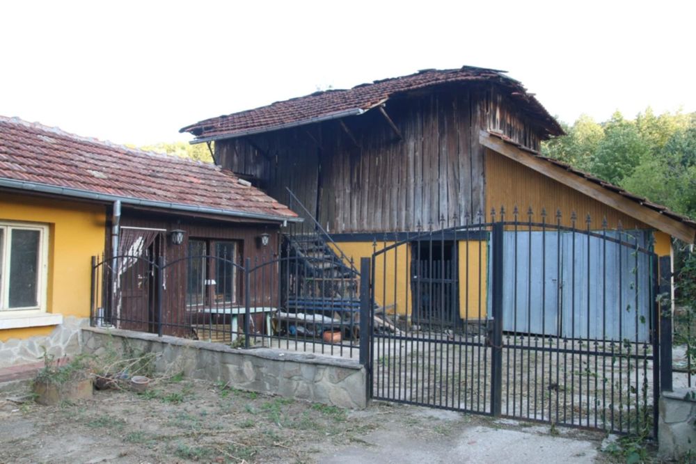 Имот с къща в с. Бели Осъм