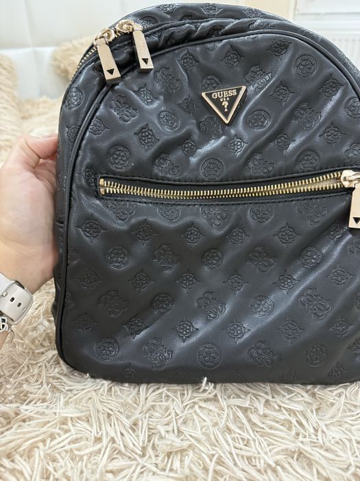 Дамска раница на Guess