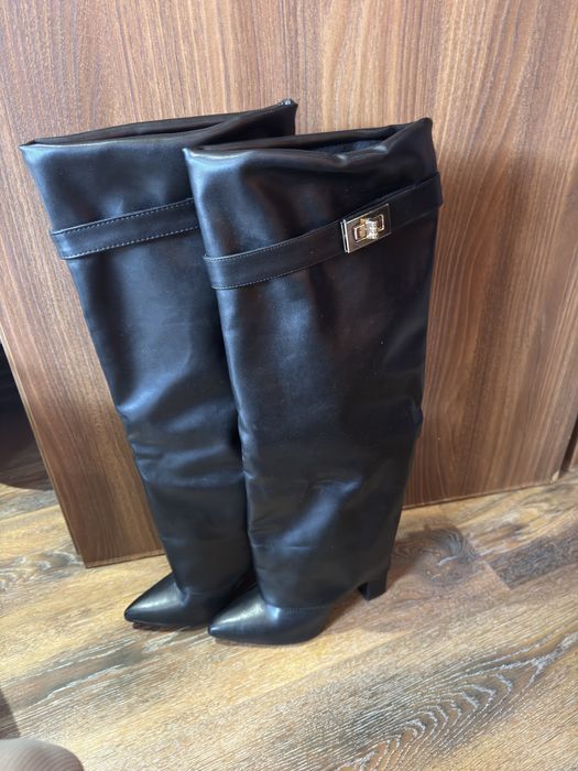 Високи ботуши на ток