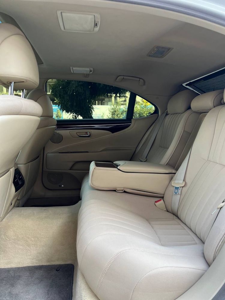 Lexsus LS 460.