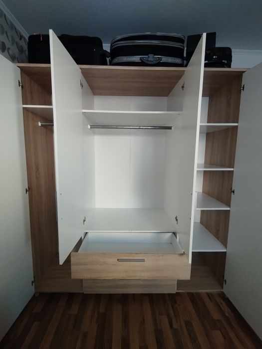 Гардероб четирикрилен с огледало.