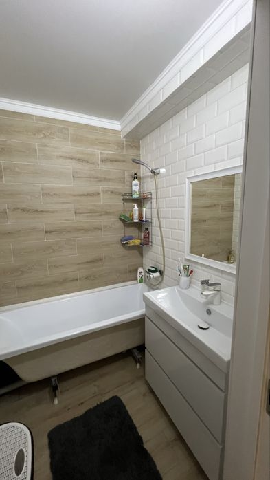 Продам 2 комн квартиру, во дворе гимназия 21.