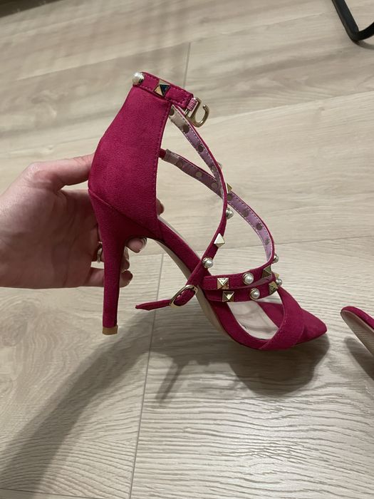 Цикламени сандали на ток