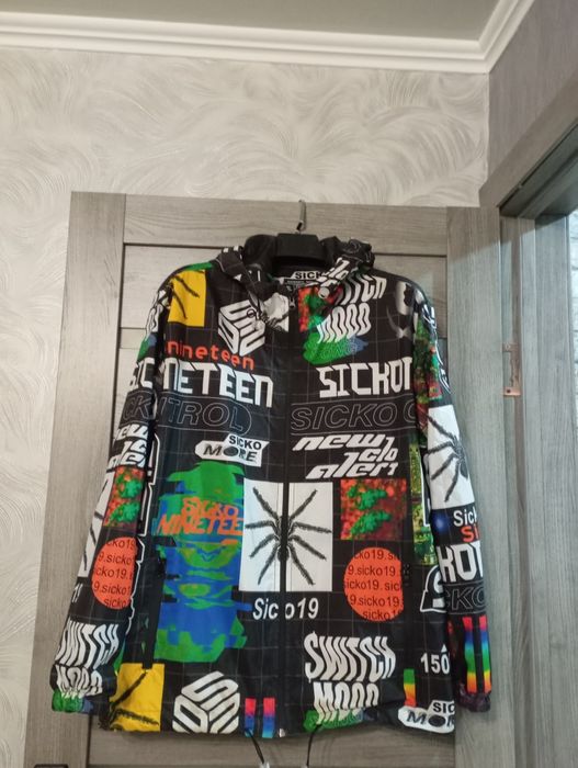 Продам ветровку .
