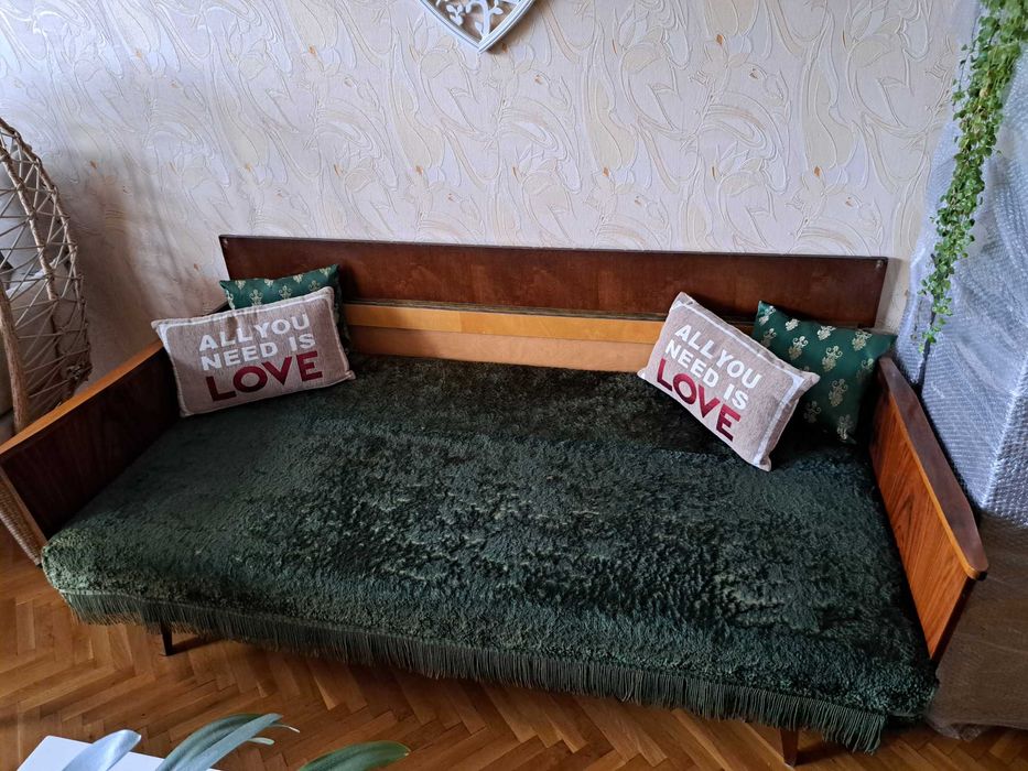 Ретро диван разгъваем,кресла и табуретки