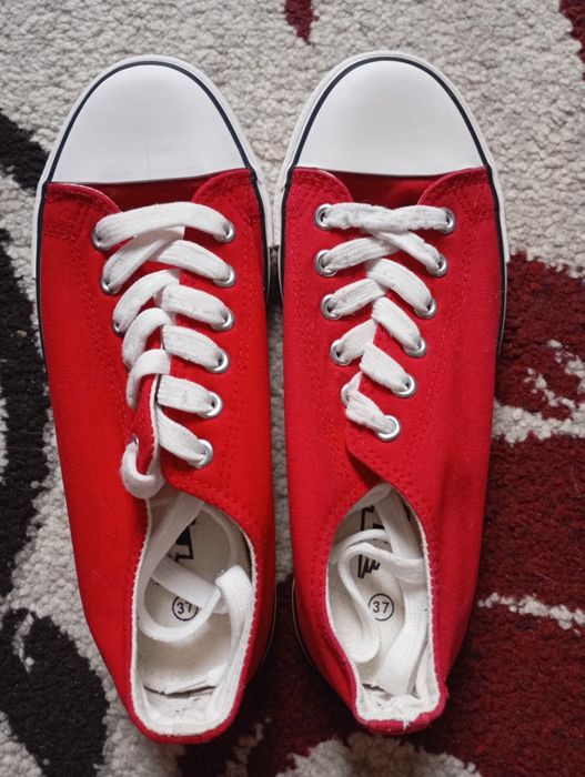 Teniși, mărimea 37