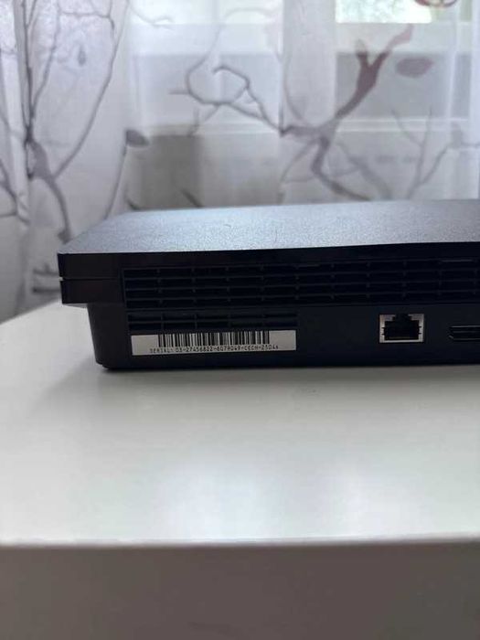 PlayStation 3 Slim + 2 Jocuri + Controller