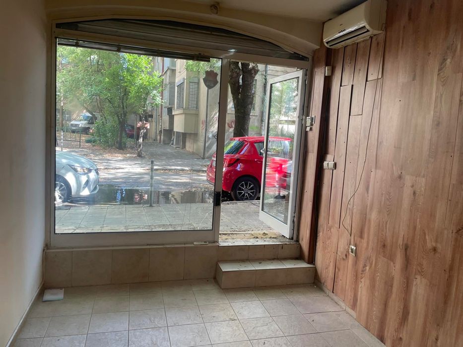 Дава се под наем Магазин в София, Медицинска академия - 15 кв.м за 255 € - Снимка #1