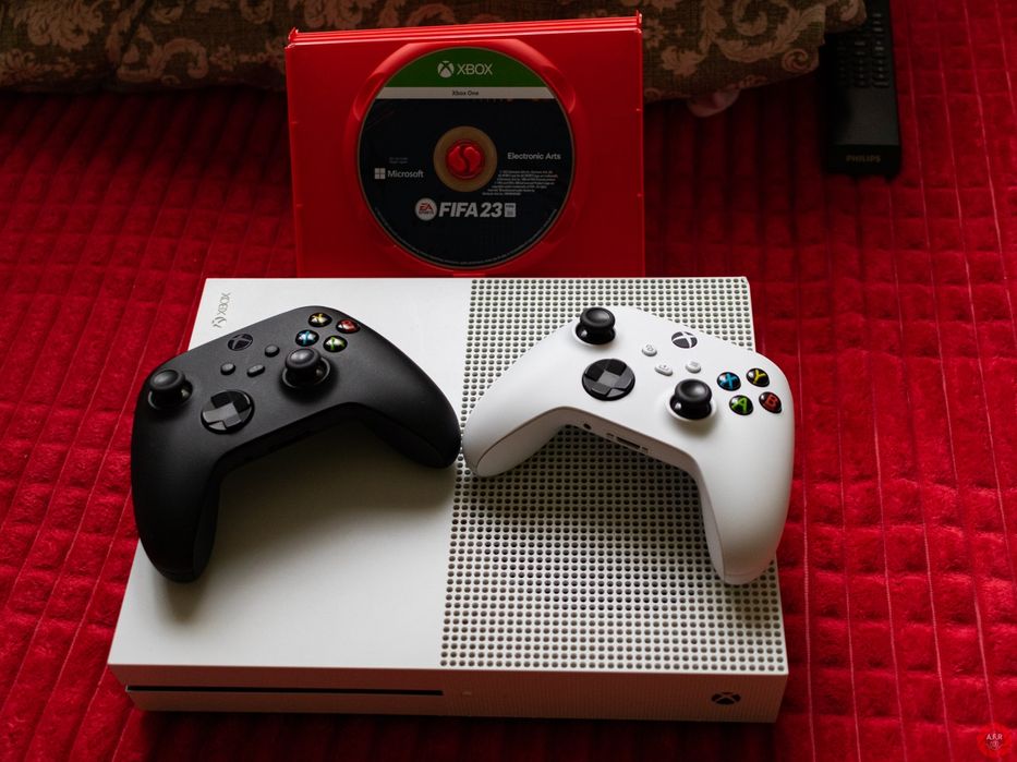 Vând xbox one s 1TB cu 2 manete