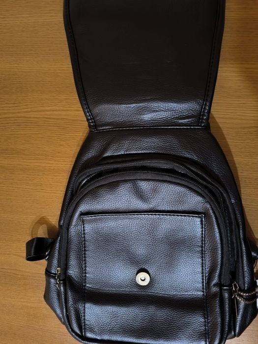 Ghiozdan cu multe buzunare