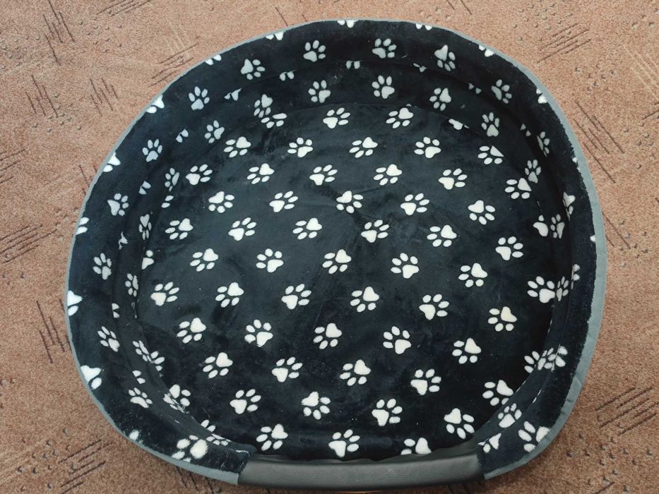 culcus oval pentru caini talie mare ,plus bleumarin cu labute albe