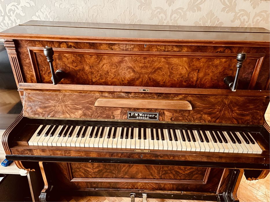 Акустично старинно пиано