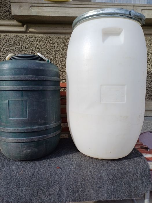 Vand bidoane din plastic