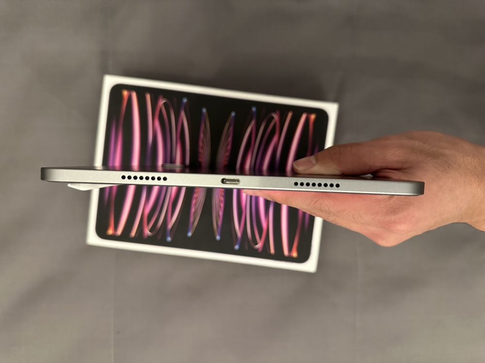 iPad Pro (2022) серого цвета