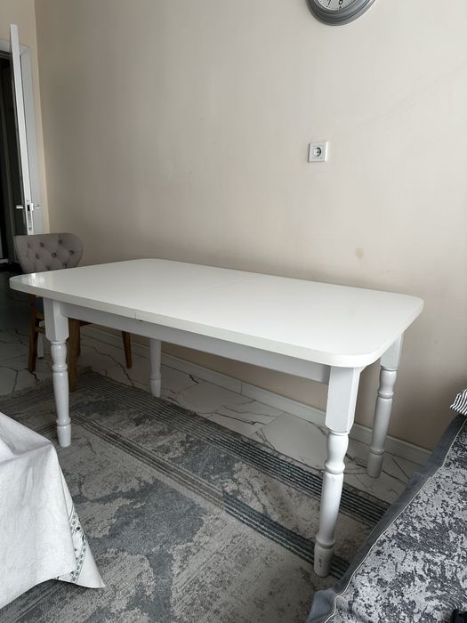 Стол белый, дерявянный