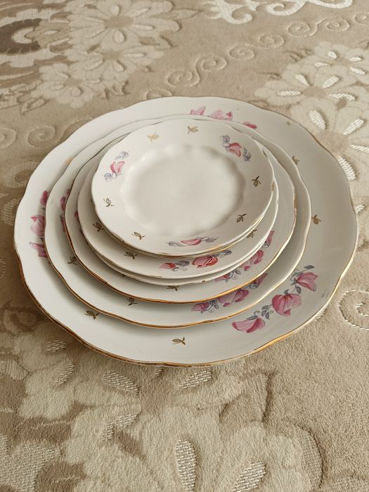 Набор столовых тарелок.