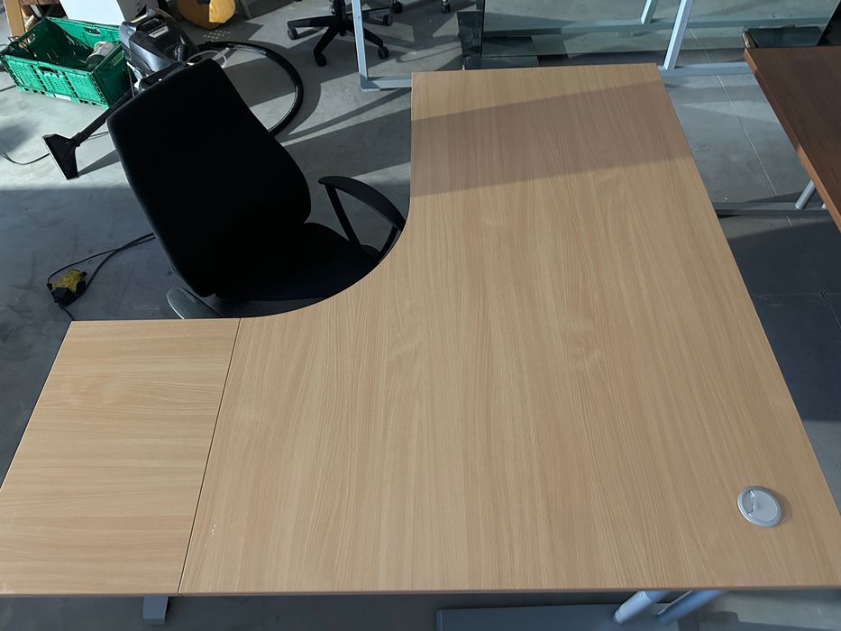 Birou colțar reglabil pe înălțime – stare excelentă