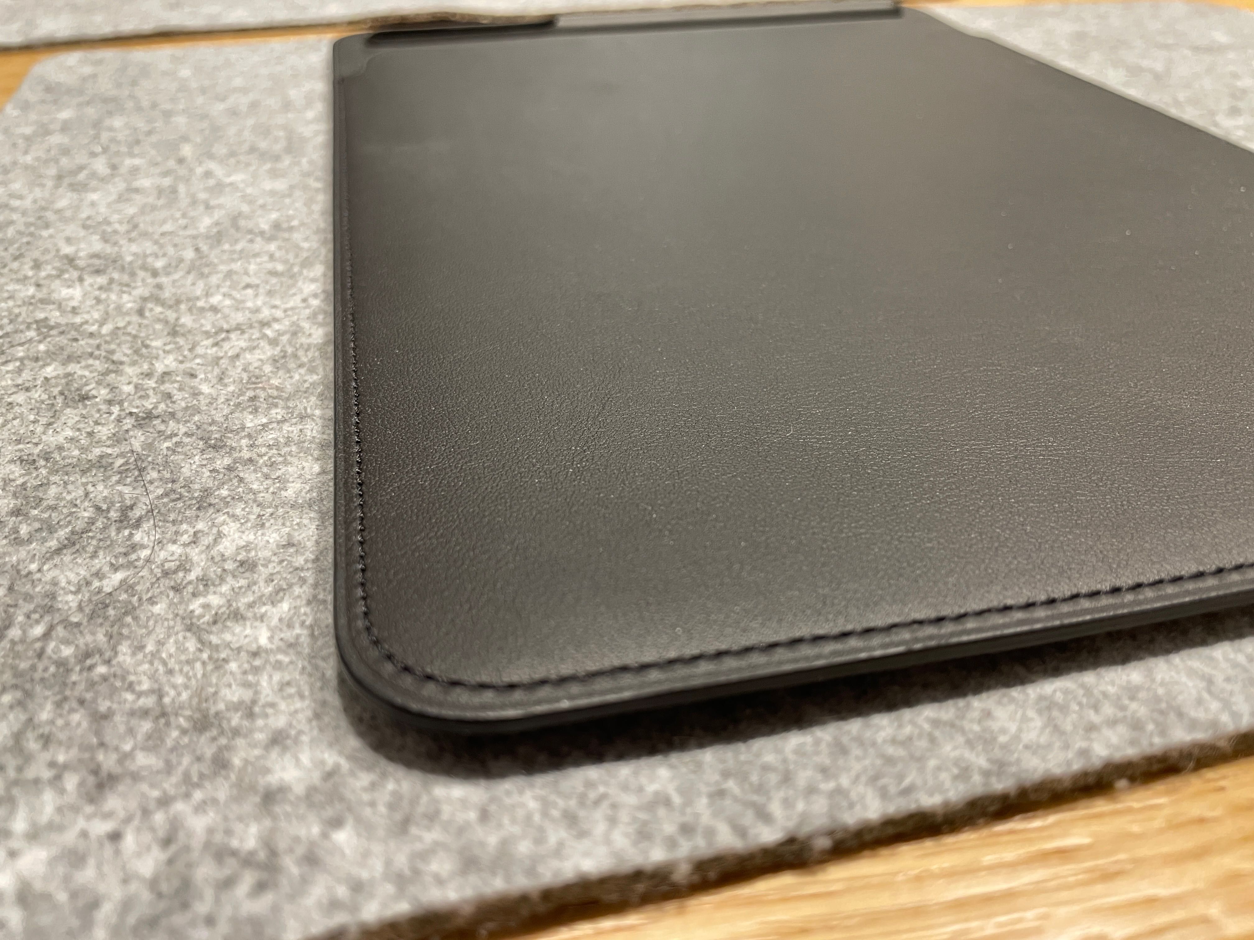 Продавам оригинален iPad Pro Leather Sleeve Black, от 9.7 - 11 инча