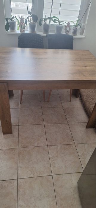 Трапезна маса много запазена