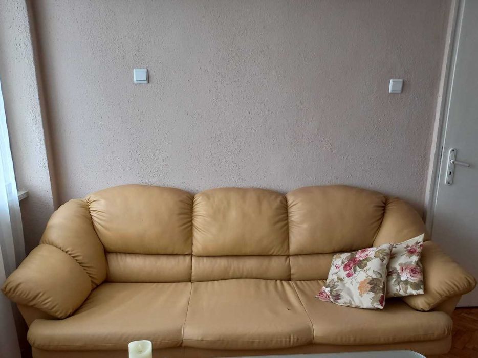 Под наем тристаен обзаведен и оборудван в идеален център на Добрич