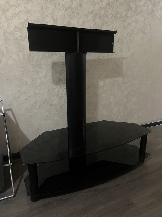 Стеклянная тумба под телевизор