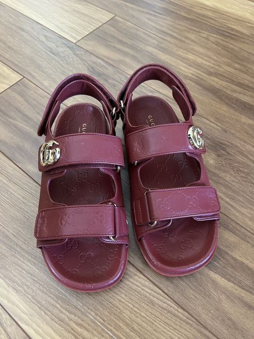 Сандали Gucci.