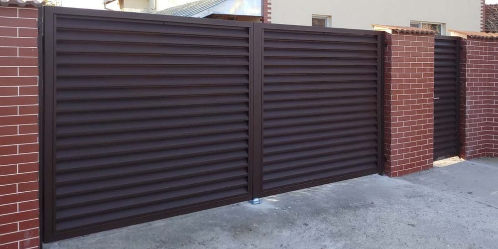 Construim la comanda dvs. garduri si porti din:
- panouri stil jaluzea