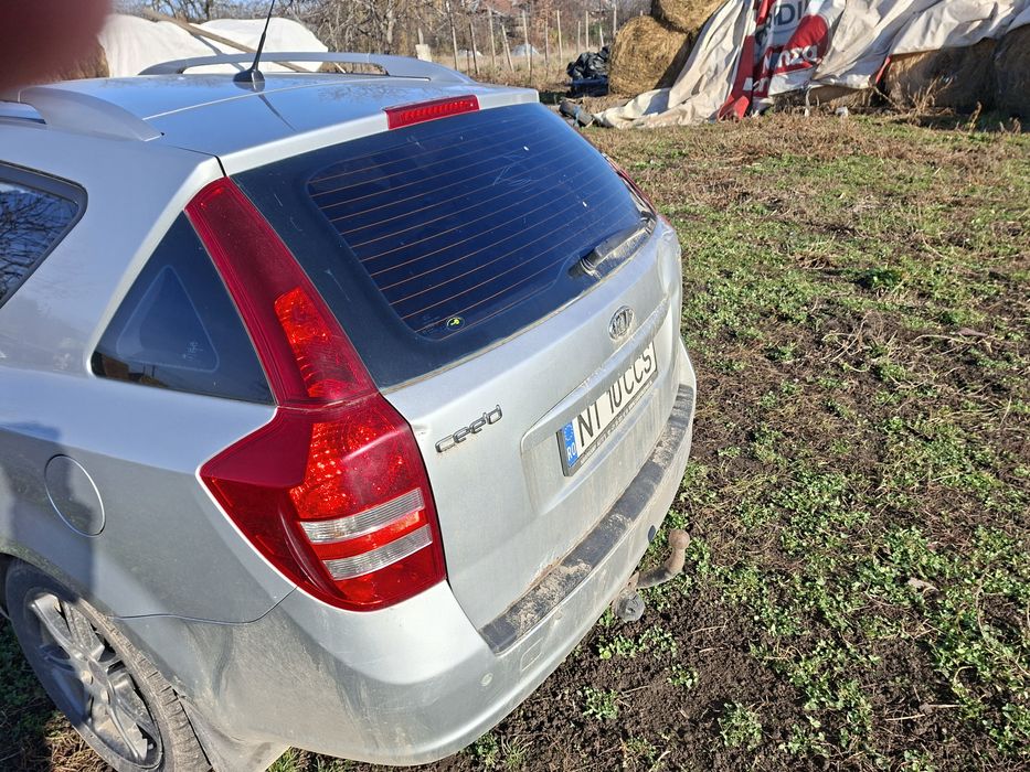 Vând Kia Ceed ..