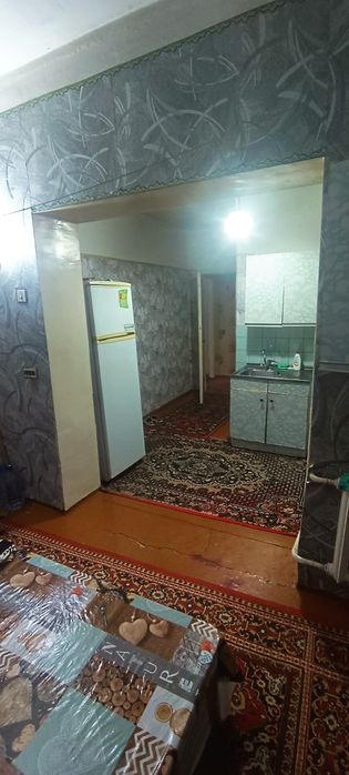 Узимни кварам сотилади 2 хона 2 этаж 2 та балкон бозор макрони тугриси