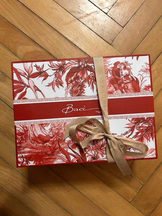 Set portelan 2 cani de cafea si farfurii, Baci Milano