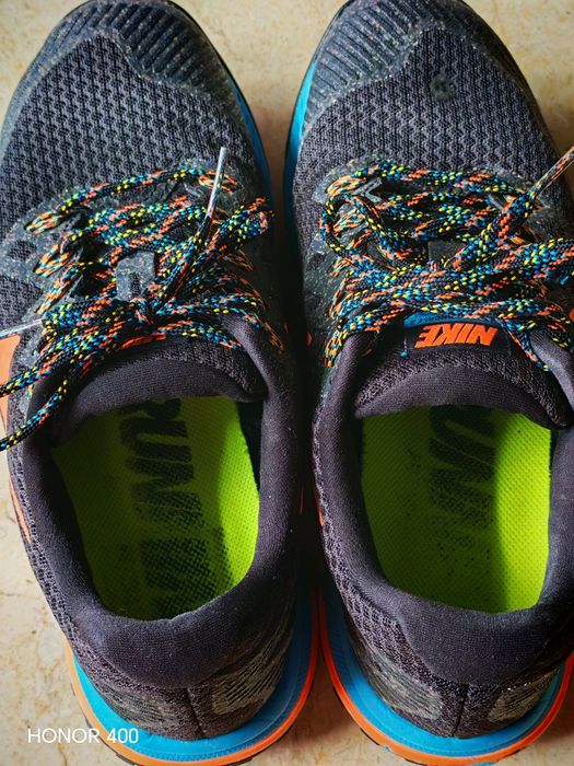 Adidași Nike negri