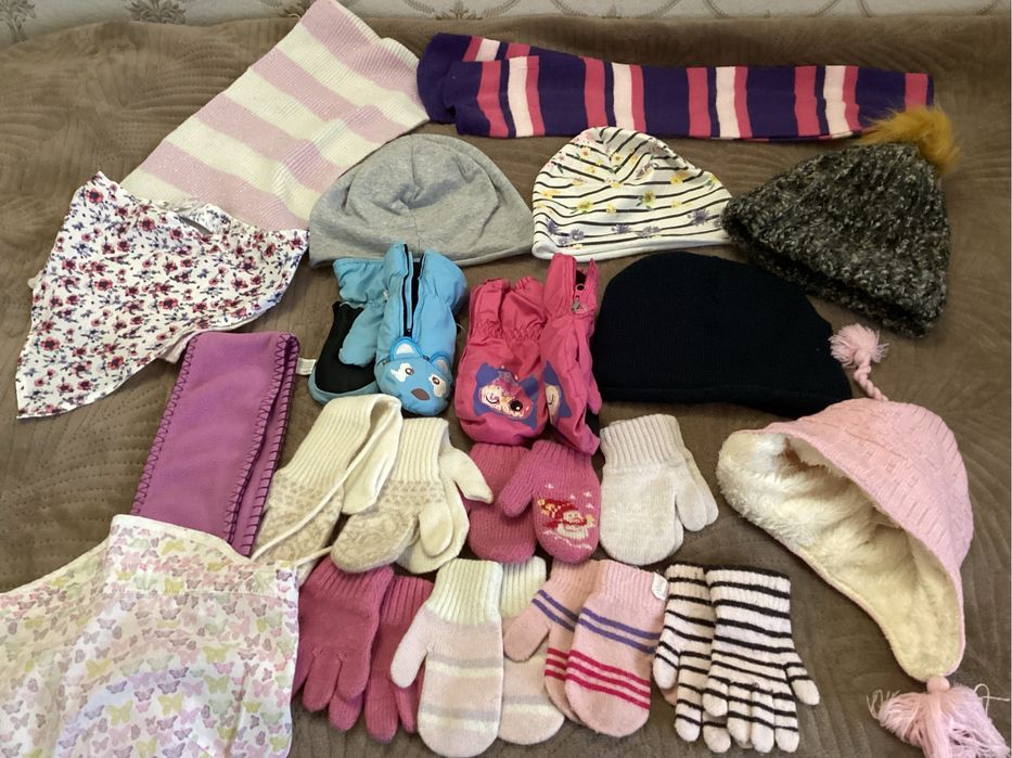 Шапки зимние , варешки, перчатки на девочку