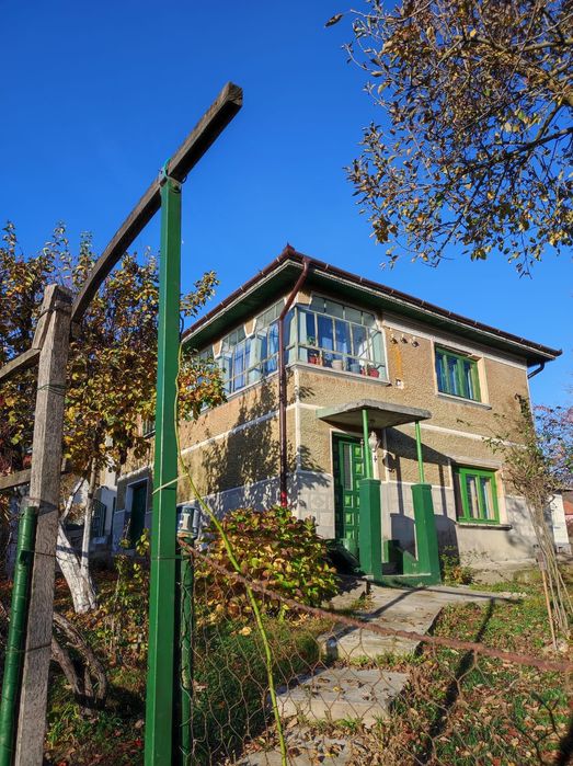 Două case cu mult teren