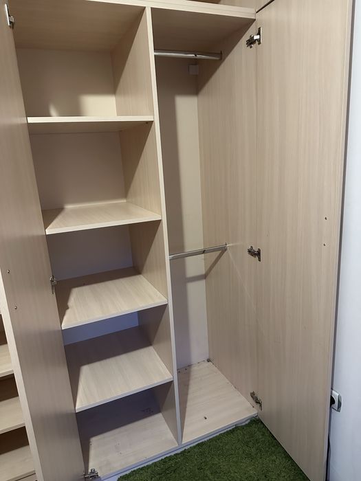 Бял гардероб с шкафчета и място за закачалки