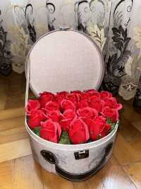 Cutie cadou cu trandafiri rosii de sapun