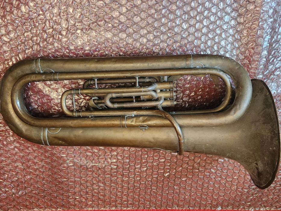 Instrument de dimensiune mare - Tuba - trompeta