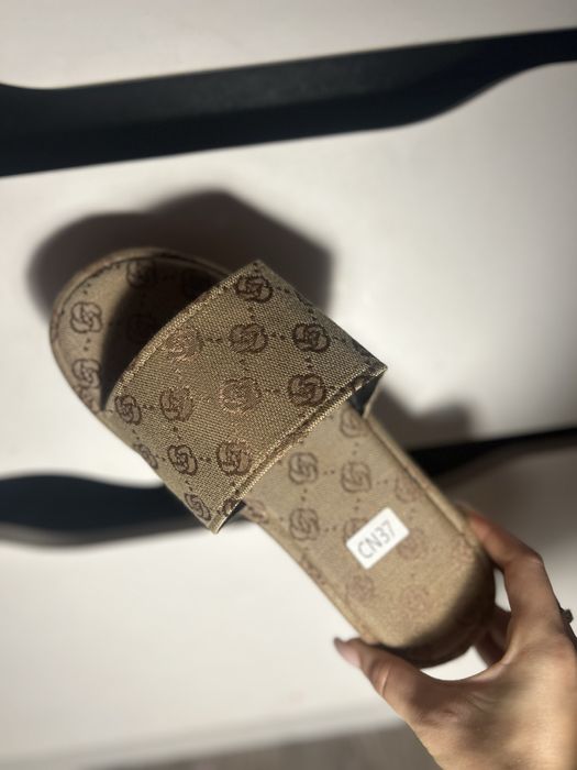 Кафяви сандали