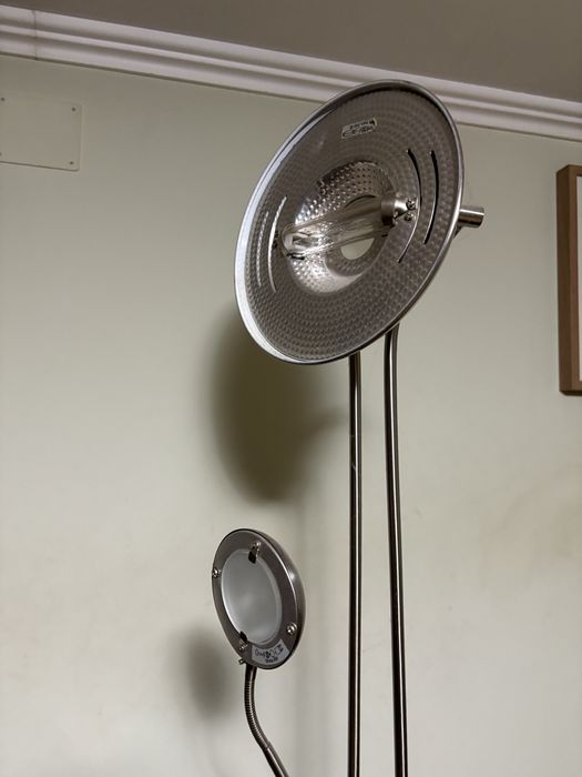 Lampadar metalic cu doua surse de lumina