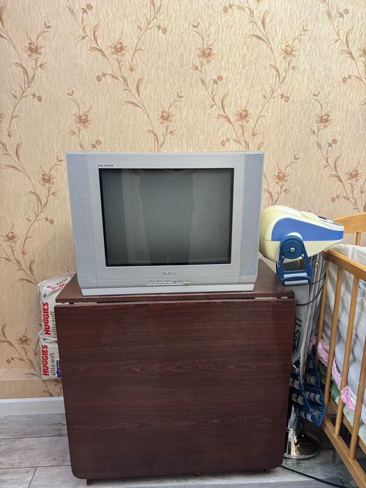 Стол с телевизором
