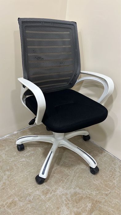 Стул офисный на колесиках