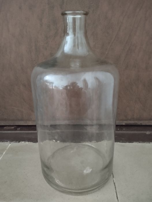 Бутыли5/7литров.Деревянная тарелка.Фруктовница.Рюмочки