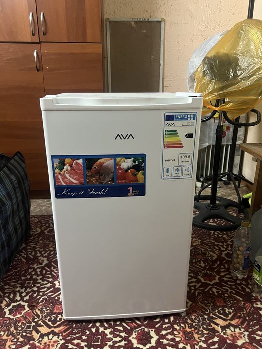 Продам мини холодильник с морозилкой