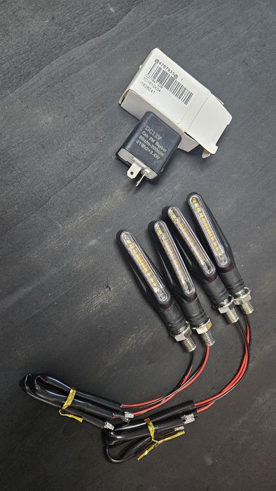 Semnalizari / semnale LED universale motocicleta + releu reglabil