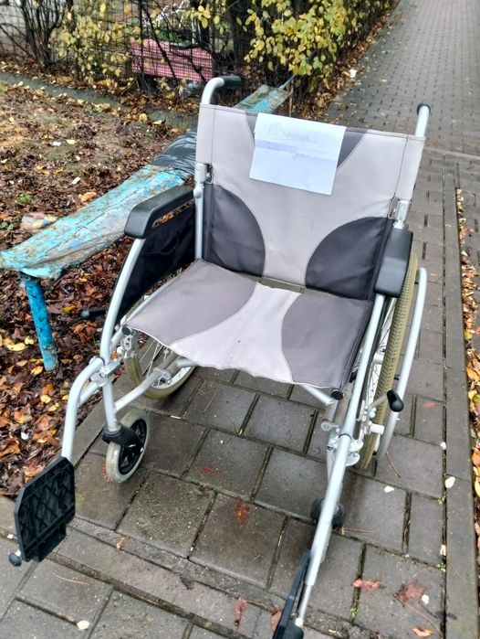 Vând carut pentru persoane cu handicap