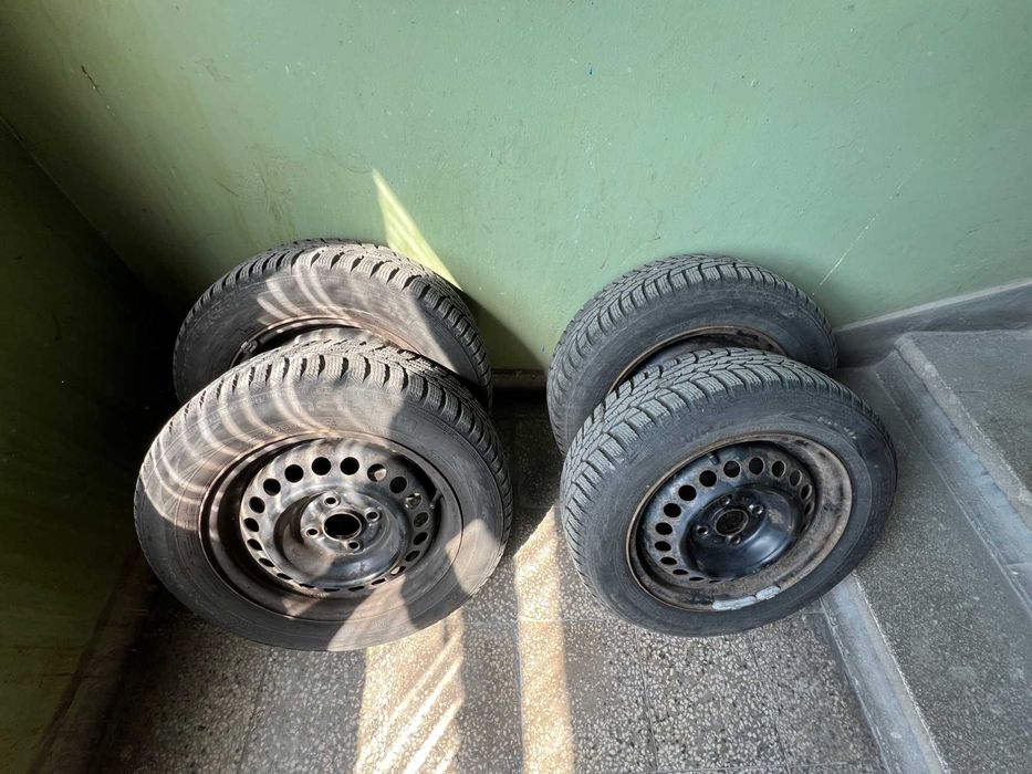 Запазени зимни гуми Nokia WR D4 175/65/14 с железни джанти 4x100 56.1