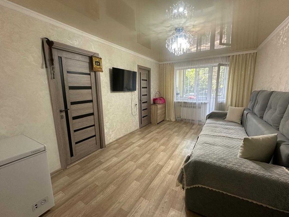 Продаю 3-комнатную в 23 микрорайоне на 1 этаже с балконом !